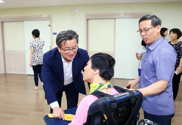 지난해 9월 추석명절을 앞두고 정용래 유성구청장이 관내 사회복지시설을 방문해 입소자들을 격려