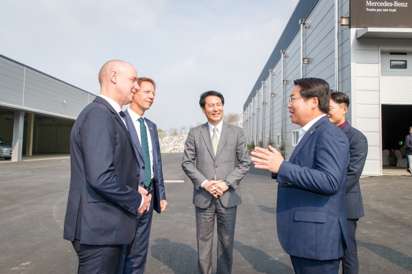 개소식 참석에 앞서  볼프강 타이슨 메르세데스-벤츠 트럭 유럽 및 해외 시장 세일즈 총괄과 인사하는 오세현 아산시장(왼쪽부터 볼프강 타이슨 메르세데스-벤츠 트럭 유럽 및 해외 시장 세일즈 총괄, 비르트 뵈르너 독일대사관 부대사, 조규상 다임러 트럭 코리아 대표, 오세현 아산시장)