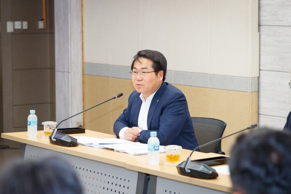 2019 정부예산확보 추진상황 보고회를 주재하고 있는 오세현 시장
