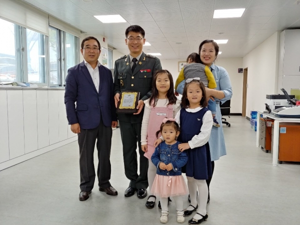 청양군 청양읍 산불확산 막은 최종선 대위에 감사패 전달 모습