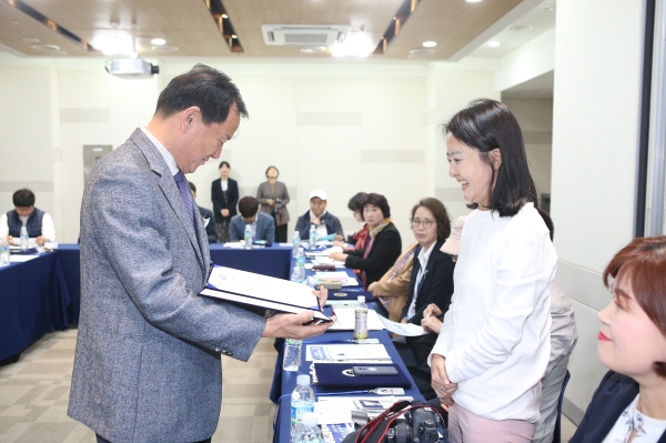 SNS 홍보요원 발대식에서 요원 위촉식 모습