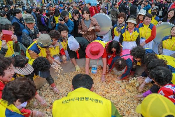 26일 오후 1시 온양온천역 앞 충무로에서 열린‘장군의 주먹밥’행사에 아산시민들이 함께 하고 있는 모습