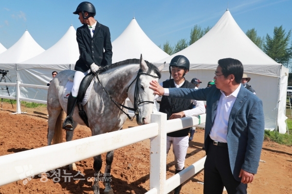 격려하는 오세현 아산시장 / 충청뉴스 최형순 기자