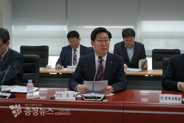 양승조 충남지사가 29일 도청 중회의실에서 열린 실국원장 회의를 통해 "농산물 판로 확대에 주력하겠다"고 강조했다.