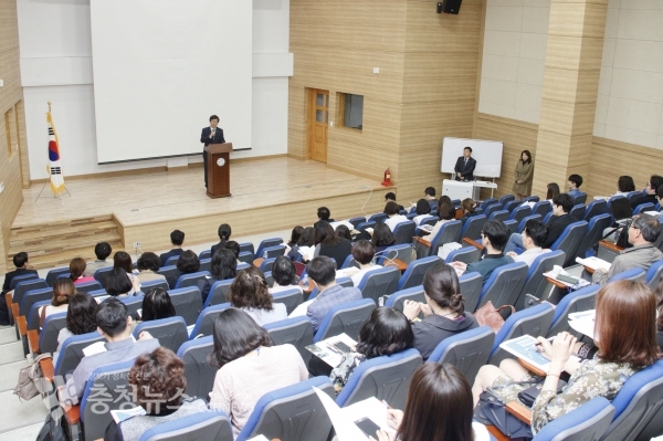 지난해 4월 종촌중학교에서 진행한 교육과정-수업-평가-기록 통합지원단 워크숍 장면