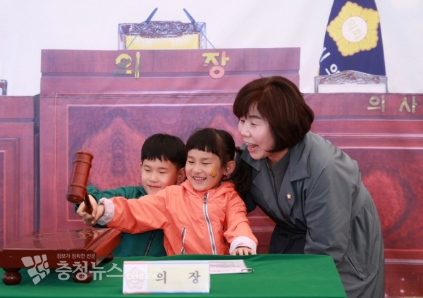 김영애 아산시의회 의장 의사봉 치는장면 설명 / 충청뉴스 최형순 기자