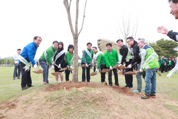 천안시가 개최한 500만 그루 나무심기 기념행사에 참석해 미세먼지 저감 효과가 큰 이팝나무, 스트로브잣나무 등을 심고 있다.