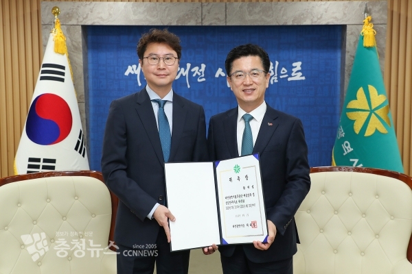 허태정 대전시장(좌)이 황재섭 시립무용단 신임 예술감독에게 위촉장을 수여하고 있는 모습.