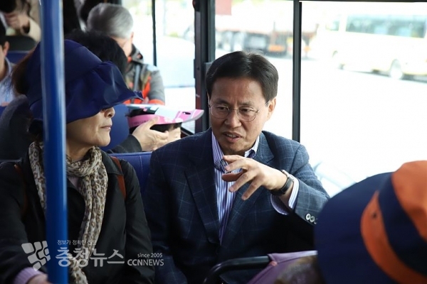 고칠진 사장이 벚꽃버스에서 시민들과 이야기 나누고 있다.