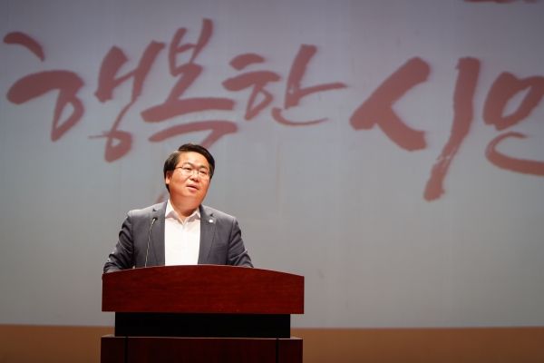 오세현 아산시장이 5월 월례모임에서 인사말 하고 있다.