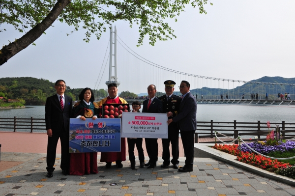 50만번째 방문객으로 선정된 신영태 씨와 그 가족./ 왼쪽부터 이상용 부군수, 신영태씨 가족, 이승구 군의장, 김장호 예산경찰서장, 조상래 덕산스파캐슬 총지배인