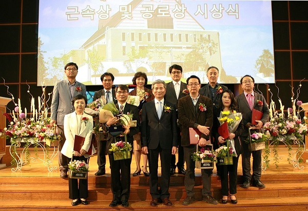 원대 채플에서 열린 ‘개교 65주년 기념 근속상, 우수교수상 및 공로상 시상식’에서 우수교수상을 받은 수상자들이 권혁대 총장과 함께 단체 기념촬영을 하고 있다.