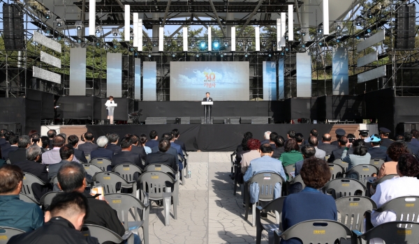 ‘복군 30주년 기념 본행사’에서 가세로 군수 축사 모습.