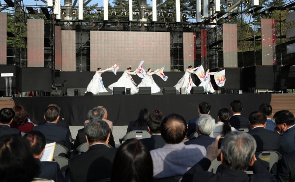 ‘복군 30주년 기념 본행사’ 공연 모습.