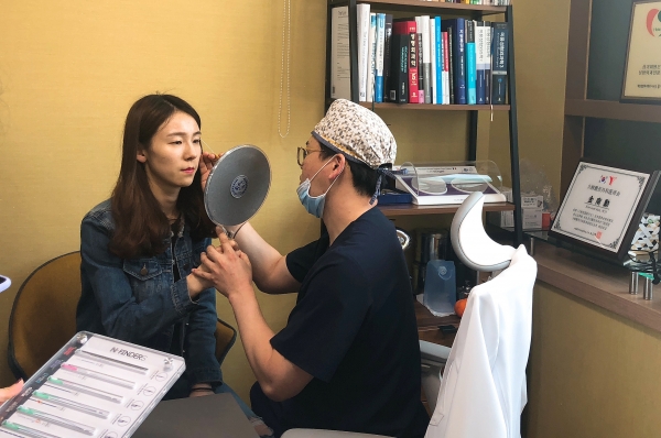 중국 위해시(웨이하이, Weihai) 의료관광 관계자 에이전시 1개소 5명이 천안시 의료관광 팸투어에 참가해 천안의 한 성형외과의원에서 전문의에게 상담