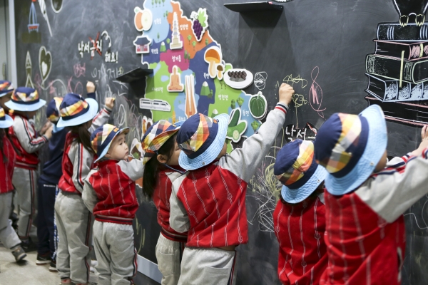 2일부터 천안시청 홍보관 견학을 운영하는 가운데 아이들이 지하에 꾸며진 낙서판에 자유롭게 그림을 그리고 있다.