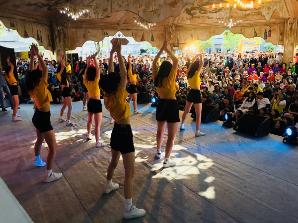 지난해 청소년의 달을 맞아 유성온천문화축제장에서 개최된 유성구 청소년어울림마당에서 청소년 동아리가 댄스공연 모습