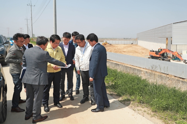 오세현 아산시장이 시 경계지역 축사를 찾아 현장을 점검하고 있다.