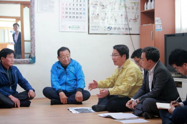 마을회관에서 주민과 대화를 나누는 오세현 아산시장