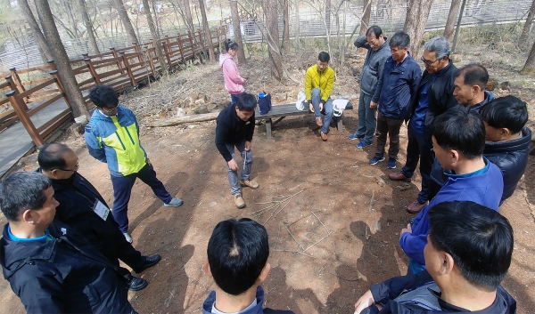 강원지역 제대군인들이 2일 강원 횡성군 둔내면 국립횡성숲체원에서 열린 '산림복지 진로체험 교육과정'에 참가, 산림복지 프로그램을 체험