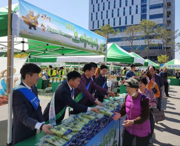 조소행 충남농협본부장과 남기범 경제지주부본부장 등이 직거래장터를 찾은 고객들에게 오이나눠주기 행사와 참여농가들의 출하농산물코너를 살폈다.