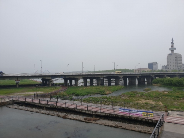 대전 갑천의 한 교량