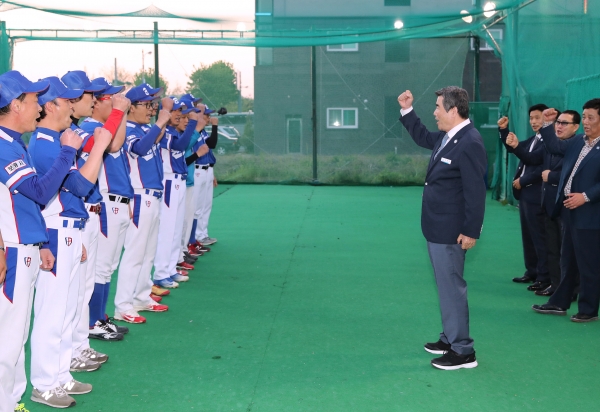충남도민체전 참가 선수단 훈련 격려 장면