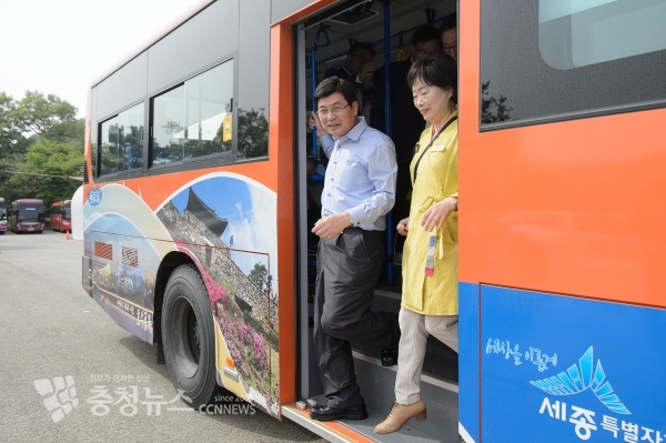 이춘희 시장, 4일 시티투어 버스 탑승 / 충청뉴스 최형순 기자