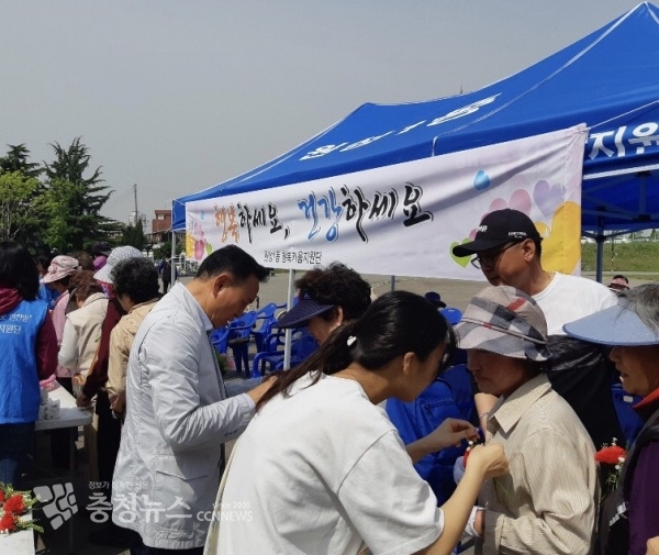 구본영 천안시장 어버이날 카네이션 달기 행사 참여 / 충청뉴스 최형순 기자
