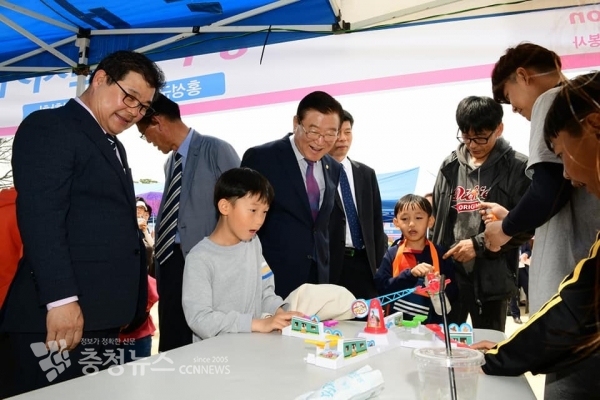 김석환 군수, 김헌수 홍성군의회 의장 어린이와 함께