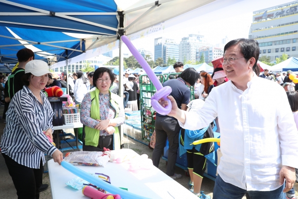 지난 5일 시청 남문광장 및 보라매공원에서 장종태 서구청장이 아이들과 함께 어린이날 행사에 참여