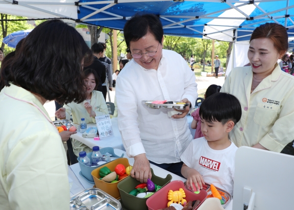 지난 5일 시청 남문광장 및 보라매공원에서 장종태 서구청장이 아이들과 함께 어린이날 행사에 참여