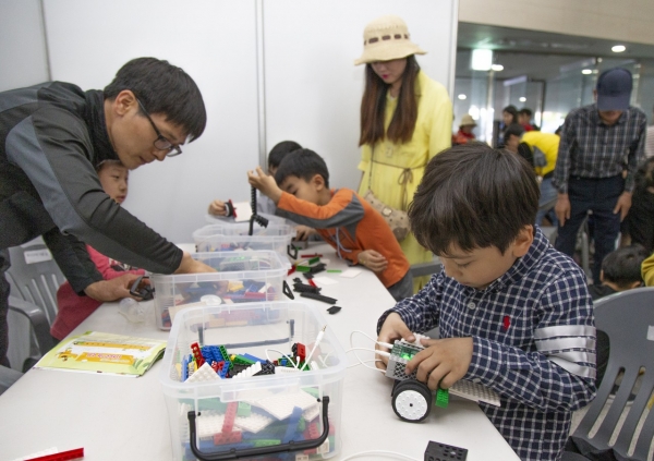 지난 5일 어린이날 한남대학교에서 열린 대덕어린이 한마당 큰잔치에서 한 어린이가 만들기 체험을 하고 있는 모습