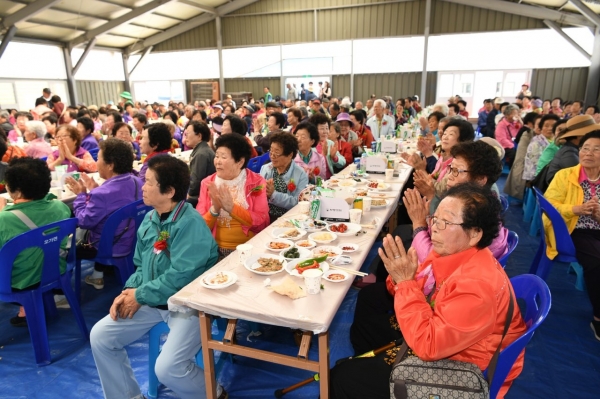 지난 3일 오가면에서 열린 제47회 어버이날 기념행사