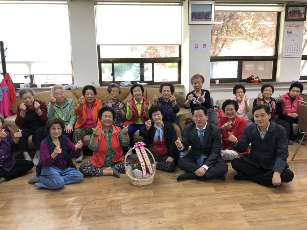어버이날 맞아 대덕구는 관내 경로당 121곳에 카네이션 꽃바구니 전달