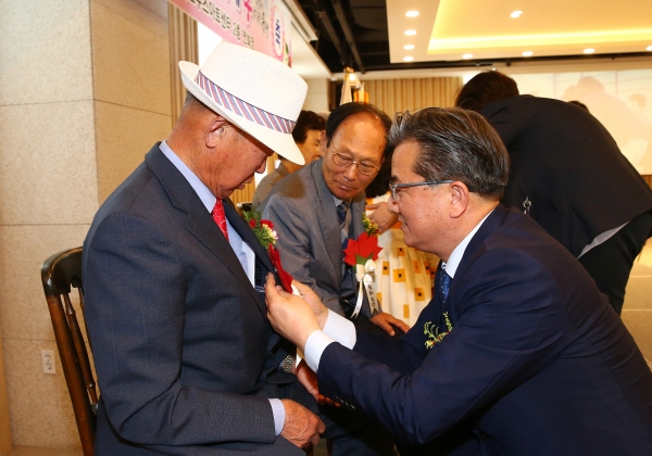 7일 라도무스아트센터 2층 연회장에서 ‘제47회 어버이 날’ 기념행사에서 정용래 구청장이 카네이션을 달아드리고 있다.