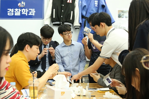 '2019 찾아오는 한남대학교 진로체험 박람회'에서 고등학생들이 학과체험 모습