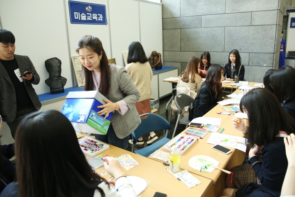 '2019 찾아오는 한남대학교 진로체험 박람회'에서 고등학생들이 학과체험 모습