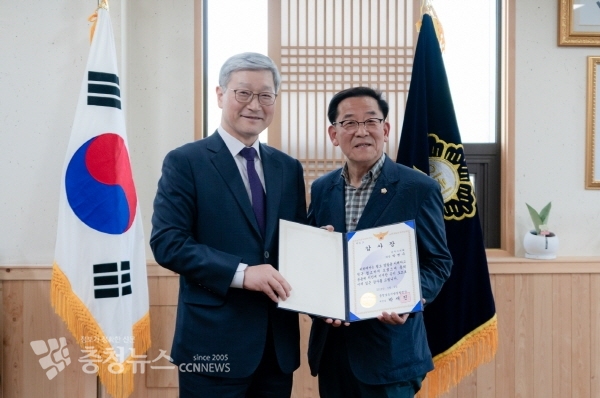 공주시의회 박병수 의장이 충남지방경찰청장으로부터 감사장을 전달받았다.
