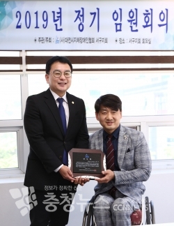 김창관 대전 서구의회 의장(좌)