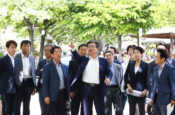 정용래 유성구청장(가운데)과 실·국장 등 20여 명이 8일 축제장을 찾아 2019 유성온천문화축제 최종 현장점검