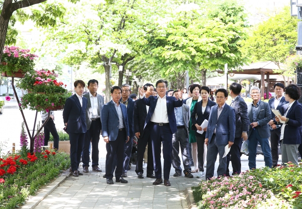 정용래 유성구청장(가운데)과 실·국장 등 20여 명이 8일 축제장을 찾아 2019 유성온천문화축제 최종 현장점검