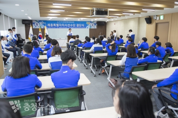 최교진 교육감이 선수단에게 인사말을 하고 있다.