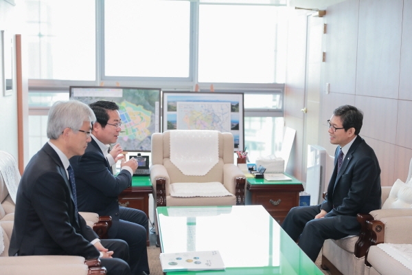 오세현 아산시장이 유병훈 부시장과 함께 김용찬 충남도 행정부지사실을 방문, 아산 현안사업에 관한 설명을 하고 있다