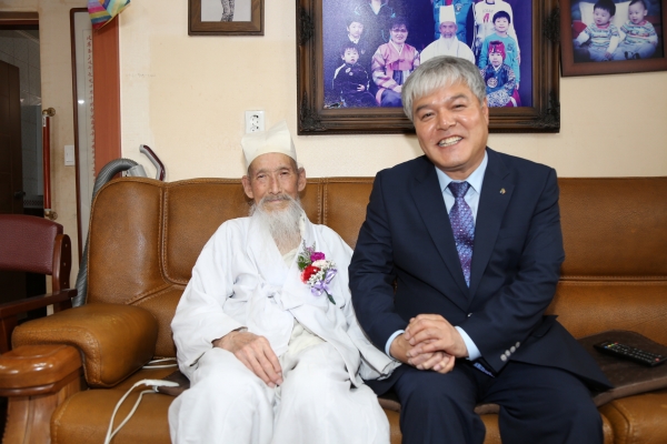 문정우 금산군수 최고령 어르신 위문