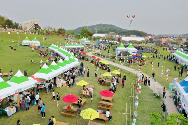 즐기자! 세계유산 부소산 봄 나들이 축제 장면