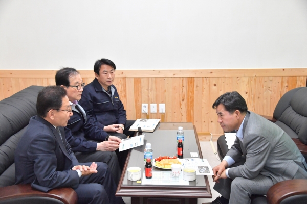 박정현 군수, 기업애로 청취 위한 현장방문 모습