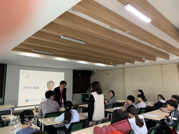 지난달 세종시교육청을 방문한 학생들이 최교진 교육감에게 직업에 대한 설명을 듣고 있는 장면