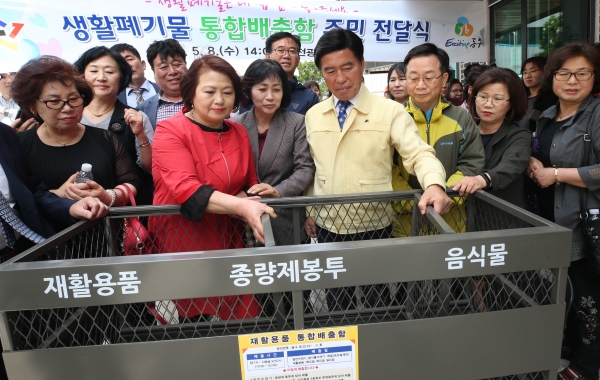 생활폐기물 배출함 주민전달식에 참석한 황인호 동구청장과 이나영 동구의회 의장의 모습