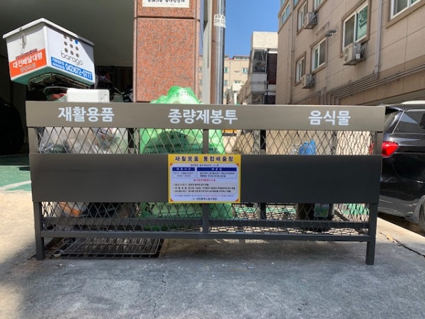 용전동 한 주택가에 설치된 통합배출함 모습